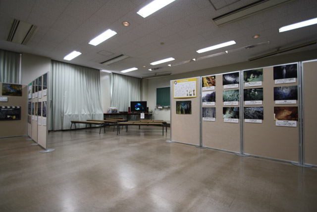 「神秘の鍾乳洞 河内の風穴」 映像作品企画ミニ写真展 in日本洞窟学会第36回大会 2010/9/18 会場の様子 「神秘の鍾乳洞 河内の風穴」 映像作品企画ミニ写真展 in日本洞窟学会第36回大会 2010/9/18 会場の様子